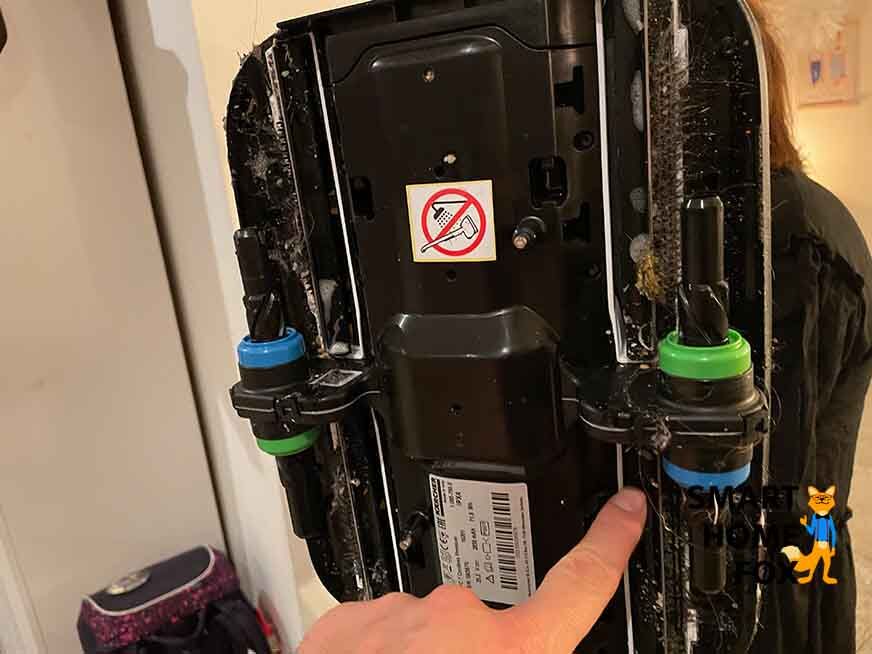 Man sieht den verschmutzten Kärcher FC 7 nach dem Putzen.